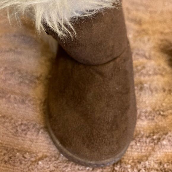 CHINA BUTTON CITY “uggish like” BOOTIES- SZ 23 - approx 6”. Fantastic condition - Picture 12 of 13